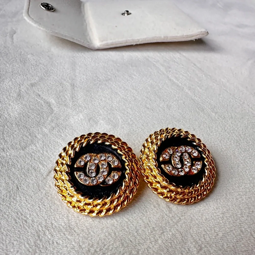 Like New ✨CHANEL vintage gold plated earrings ,crystal CC.